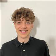 Estudiante de universidad da classes para gente de bachiller y eso